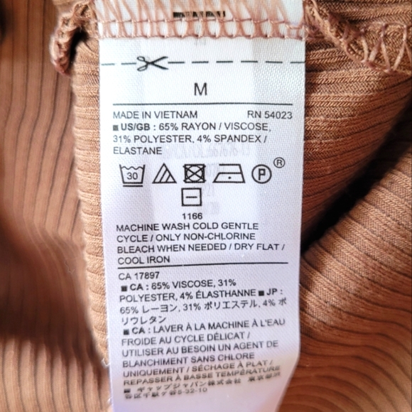 🌵2/$25🌵Select Items🌵M Ribbed Bodysuit - Banana Republic - Picture 4 of 5